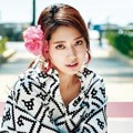Gaya Cantik Park Shin Hye dengan Bunga di Rambut