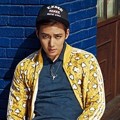 Ji Chang Wook Berpose Kenakan Jaket Warna Kuning
