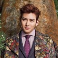 Ji Chang Wook Berpose di Bawah Pohon