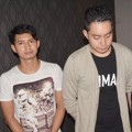 Chand Kelvin dan Edric Tjandra Saat Berada di Rumah Duka Olga Syahputra