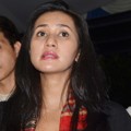 Cut Memey Saat Berada di Rumah Duka Olga Syahputra