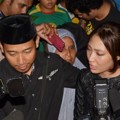 Denny Cagur dan Ayu Dewi Saat Berada di Rumah Duka Olga Syahputra
