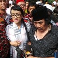 Julia Perez dan Jaja Mihardja di TPU Pondok Ranggon