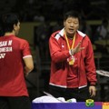 Pelatih Aryono Miranat Saat Memberi Arahan di Pinggir Lapangan