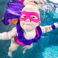 Pemotretan Bayi di Bawah Air Kenakan Kostum Super Hero