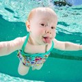 Bayi Ini Julurkan Lidah Saat Lakukan Pemotretan di Bawah Air
