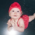 Lucunya Bayi Ini Kenakan Kostum Berwarna Merah