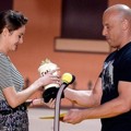 Vin Diesel Serahkan Piala Best Female Performance pada Shailene Woodley