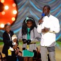 Kevin Hart Terima Piala Comedic Genious Award Bersama Anak-Anaknya