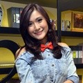 Christi Colondam Ditemui di Kantor Warner Music Indonesia