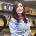 Christi Colondam Ditemui di Kantor Warner Music Indonesia