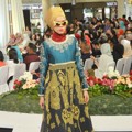Rancangan Dian Pelangi Gunakan Kain Tradisional Indonesia