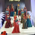 Dian Pelangi Bersama Busana Rancangannya di Fashion Nation 2015