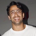 Shaheer Sheikh Hadiri Premier Film 'Turis Romantis'