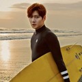 Ji Chang Wook Saat Berpose dengan Papan Selancar