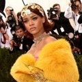 Rihanna Hadir di Met Gala 2015