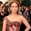 Jennifer Lopez Hadir di Met Gala 2015