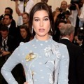 Hailey Baldwin Hadir di Met Gala 2015