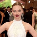 Amanda Seyfried Hadir di Met Gala 2015