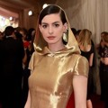 Anne Hathaway Hadir di Met Gala 2015