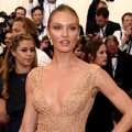 Candice Swanepoel Hadir di Met Gala 2015