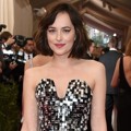 Dakota Johnson Hadir di Met Gala 2015