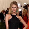Karlie Kloss Hadir di Met Gala 2015