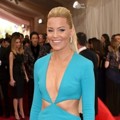 Elizabeth Banks Hadir di Met Gala 2015