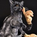 Patung Kue Berbentuk Kucing Bertangan Manusia