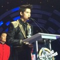 Aliando Saat Raih Piala Pendatang Baru Paling Ngetop