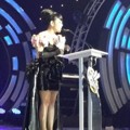 Syahrini Raih Piala Penyanyi Solo Wanita Paling Ngetop