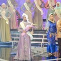 Nesa Aqila Herryanto Putri Saat menerima Hadiah
