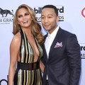 Chrissy Teigen dan John Legend di Red Carpet Billboard Music Awards 2015