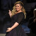 Kelly Clarkson Tampil Nyanyikan Lagu 'Invincible'