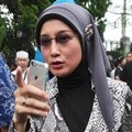 Desy Ratnasari Ditemui di TPU Tanah Kusir