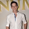 Mike Lewis di Konser Raisa Bertajuk 'Pemeran Utama'