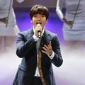 Jung Yong Hwa CN Blue Nyanyikan 'One Fine Day' di Baeksang Arts Awards 2015