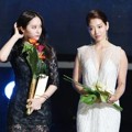 Krystal f(x) dan Park Shin Hye Raih Piala Popularity Award