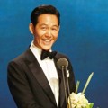 Lee Jung Jae Raih Piala InStyle Award