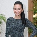 Indah Permatasari di Gala Premier Film '7 Hari Menembus Waktu'