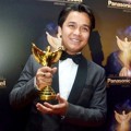 Billy Wakili Mendiang Olga Syahputra Terima Piala Favorite Comedian