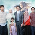 Para Pemeran Utama dan Kru Film 'Surga Yang Tak Dirindukan' Foto Bersama
