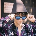 Lucunya Yesung Super Junior Pose Kenakan Topi Kerucut