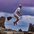 Foto Melayang dengan Sapu Terbang