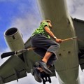 Foto Melayang dengan Sapu Terbang