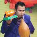 Raffi Ahmad Raih Piala Presenter Favorit