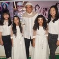 Krisna Mukti Bersama Duo Cantik dan Bening-Bening