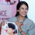 Maudy Ayunda Raih Multi Platinum untuk Album 'Moments'
