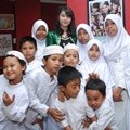 Jessica Veranda Bersama Anak-Anak Panti Asuhan Yayasan Pazki