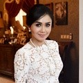 Yuni Shara Cantik dengan Gaun Putih